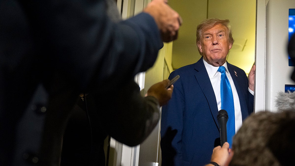 Trump sluša novinare na zrakoplovstvu One