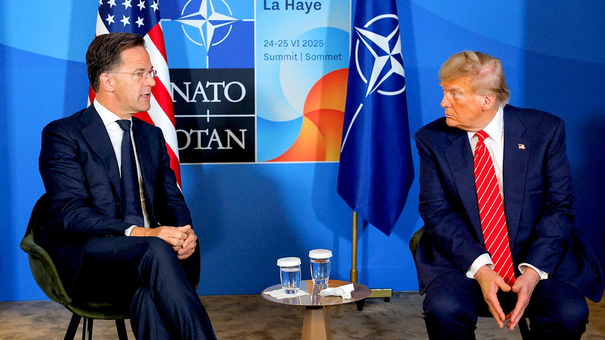 Predsjednik Donald Trump sjedi s generalnim tajnikom NATO -a Markom Rutteom