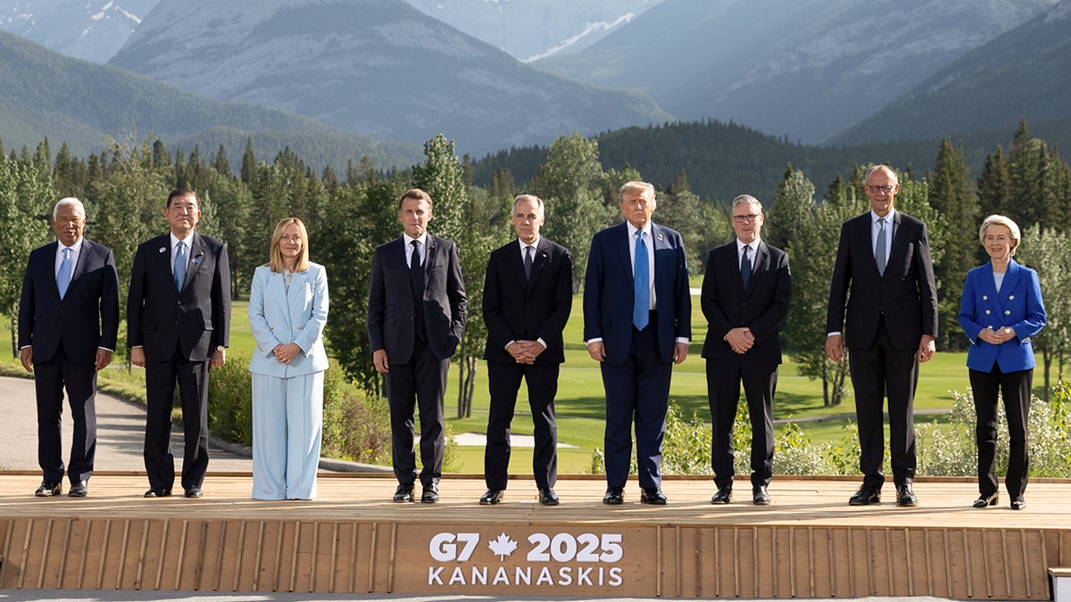 (L/R) Predsjednik Europskog vijeća Antonio Costa, japanski premijer Shigeru Ishiba, talijanski premijer Giorgia Meloni, francuski predsjednik Emmanuel Macron, kanadski premijer Mark Carney, američki predsjednik Donald Trump, britanski premijer Keir Starmer, njemački kancelar Friedrich Merz i predsjednik Europske unije ursula von