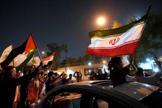Prosvjednici u Iraku okupljaju se ispred iranskog veleposlanstva u proslavi primirja između Irana i Izraela