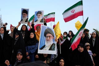 Iranski prosvjednici drže zastave svoje zemlje i plakate vrhovnog vođe Ayatolah Ali Khamenei u anti-američkom i anti-izraelskom skupu