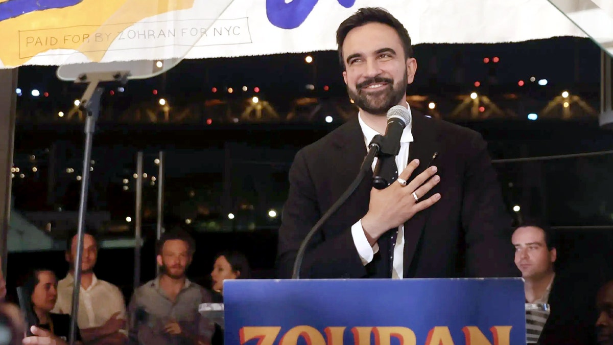Demokratski kandidat za gradonačelnika Zohran Mamdani stupio je na pozornicu u svojoj primarnoj izbornoj stranci u srijedu, 25. lipnja 2025. u New Yorku.