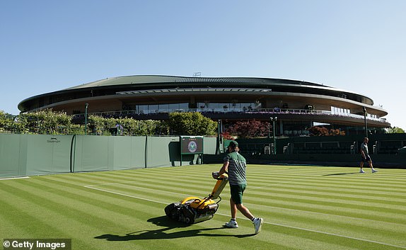 LONDON, Engleska - 30. lipnja: GroundSeper kosi se na dan prvog dana od prvenstva Wimbledon 2025 u All England Lawn Tennis i Croquet Club 30. lipnja 2025. u Londonu, Engleska. (Foto Ezra Shaw/Getty Images)