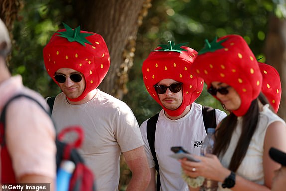 LONDON, ENGLAND - 30. lipnja: Red gledatelja koji nose šešire od jagoda na prvom danu od prvenstva Wimbledon 2025 u All England Lawn Tenis i Croquet Club 30. lipnja 2025. u Londonu, Engleska. (Foto Ezra Shaw/Getty Images)