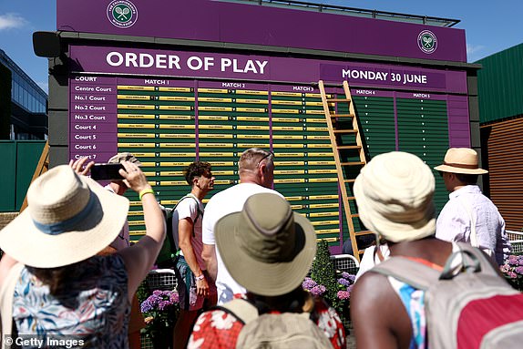 LONDON, ENGLAND - 30. lipnja: Gledatelji se fotografiraju jer je Odbor za red postavljeno na prvi dan od prvenstva Wimbledon 2025 u All England Lawn Tennis i Croquet Club 30. lipnja 2025. u Londonu, Engleska. (Fotografiju Dan Istitene/Getty Images)