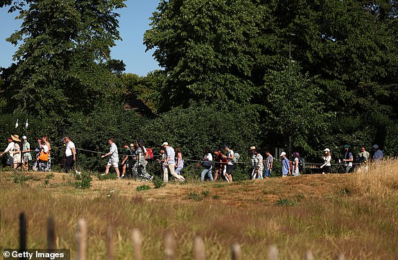 LONDON, Engleska - 30. lipnja: Gledatelji čekanja na suncu prvog dana od prvenstva Wimbledon 2025 u All England Lawn Tennis i Croquet Club 30. lipnja 2025. u Londonu, Engleska. (Foto Ezra Shaw/Getty Images)