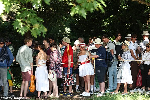 LONDON, Engleska - 30. lipnja: Gledatelji čekaju na prvom danu prvenstva Wimbledon 2025 u All England Lawn Tennis i Croquet Club 30. lipnja 2025. u Londonu, Engleska. (Foto Ezra Shaw/Getty Images)