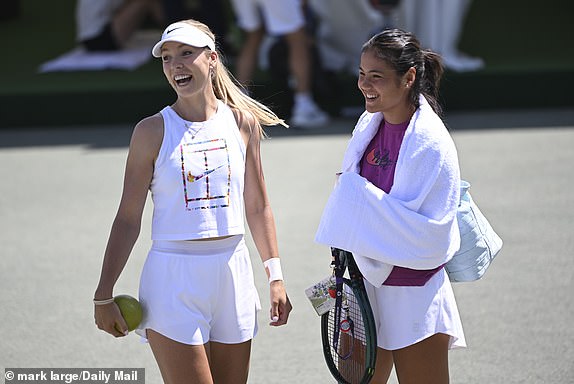Slika - Označite veliku. - 29/06/2025wimbledon prvenstva 2025. Zadovoljstvo je šesti dan.Katie Boulter i Emma Raducanu u parku Aorangi uoči prvenstva Wimbledona 2025.