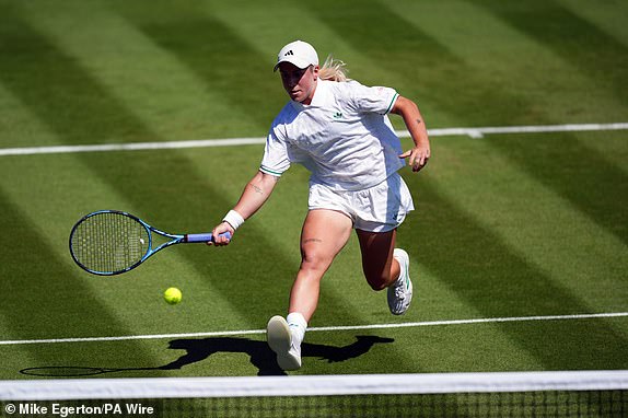 Sonay Kartal tijekom svog meča protiv Jelene Ostapenko na prvom danu prvenstva u Wimbledonu 2025. godine u All England Lawn Tenis i Croquet Club, London. Datum slike: ponedjeljak, 30. lipnja 2025. PA Photo. Foto -kredit treba čitati: Mike Egerton/PA Wire.Resticions: Samo urednička upotreba. Nema komercijalne uporabe bez prethodnog pismenog pristanka AELTC -a. Ipak samo slika koristi - nema pokretnih slika za oponašanje emitiranja. Nema supenjavanja ili uklanjanja sponzora/AD logotipa.