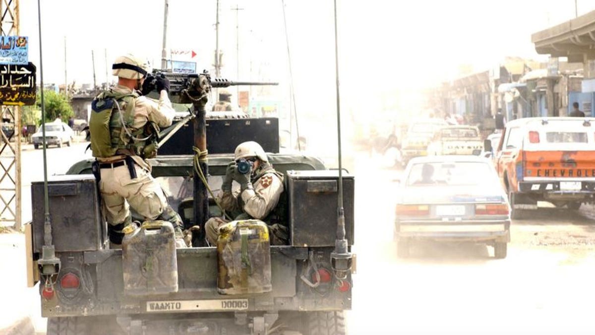 Američki vojnici u vozilu koje se vozi kroz Irak