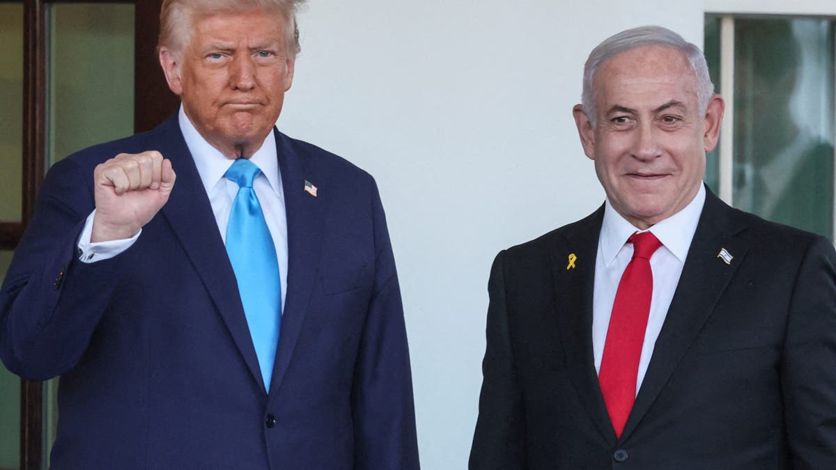 Američki predsjednik Donald Trump pozdravlja izraelskog premijera Benjamina Netanyahua na ulazu Bijele kuće u Washingtonu, SAD, 4. veljače 2025. Reuters/Leah Millis TPX slike dana