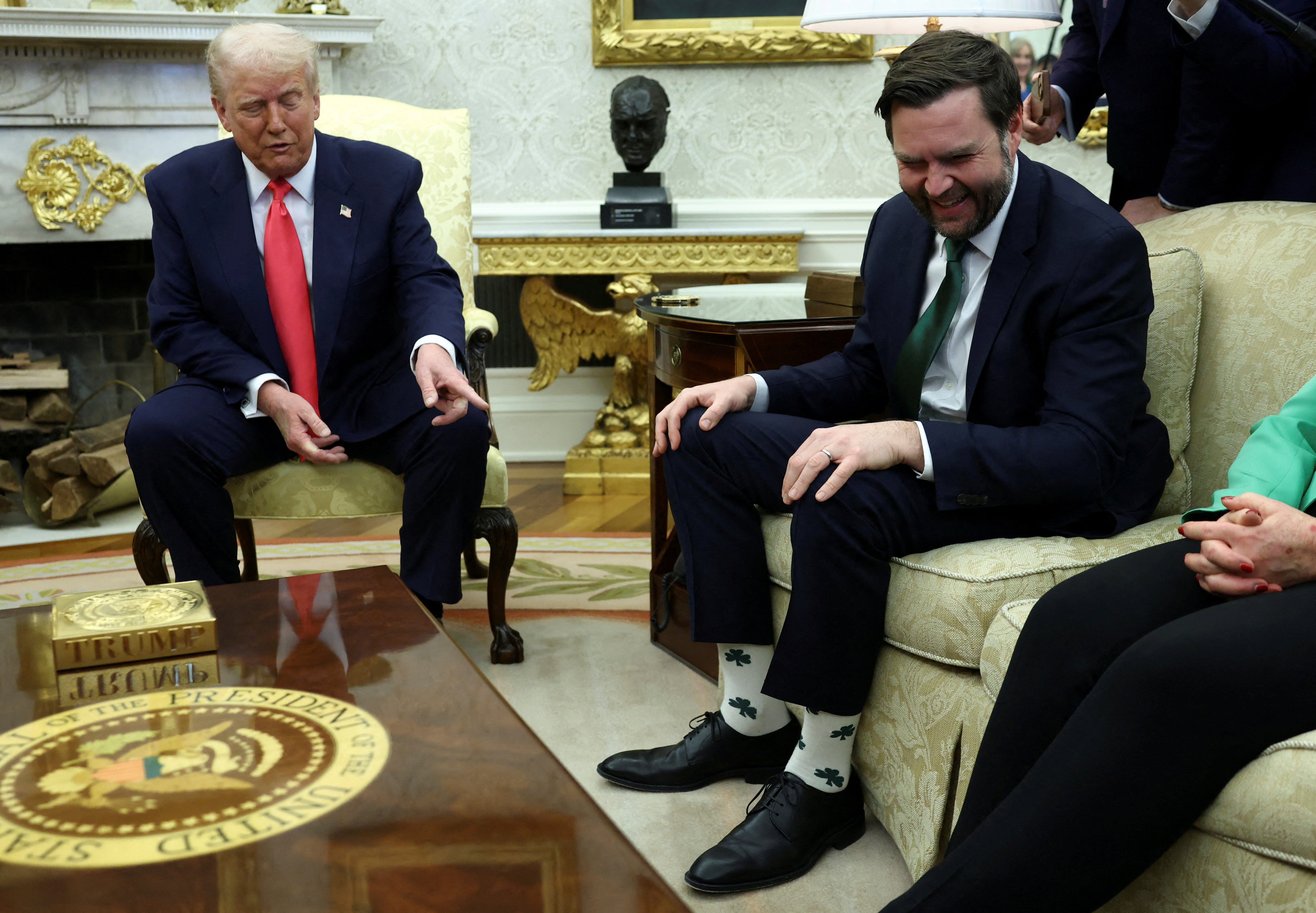 Trump ističući Vanceove čarape svetog Patrika u Ovalnom uredu u ožujku