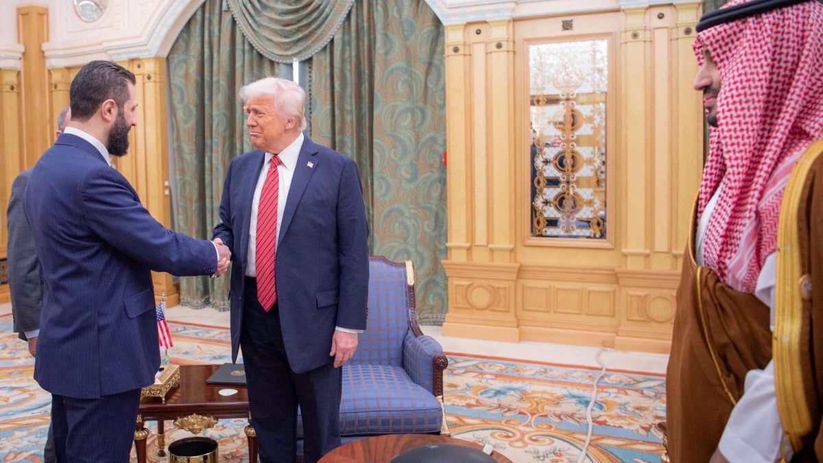 Američki predsjednik Donald Trump sastaje se sa sirijskim predsjednikom Ahmedom al-Sharaom u Rijadu, Saudijska Arabija, u ovom priručniku objavljenom 14. svibnja 2025. Saudijska tiskovna agencija/brošura putem Reutersa. 