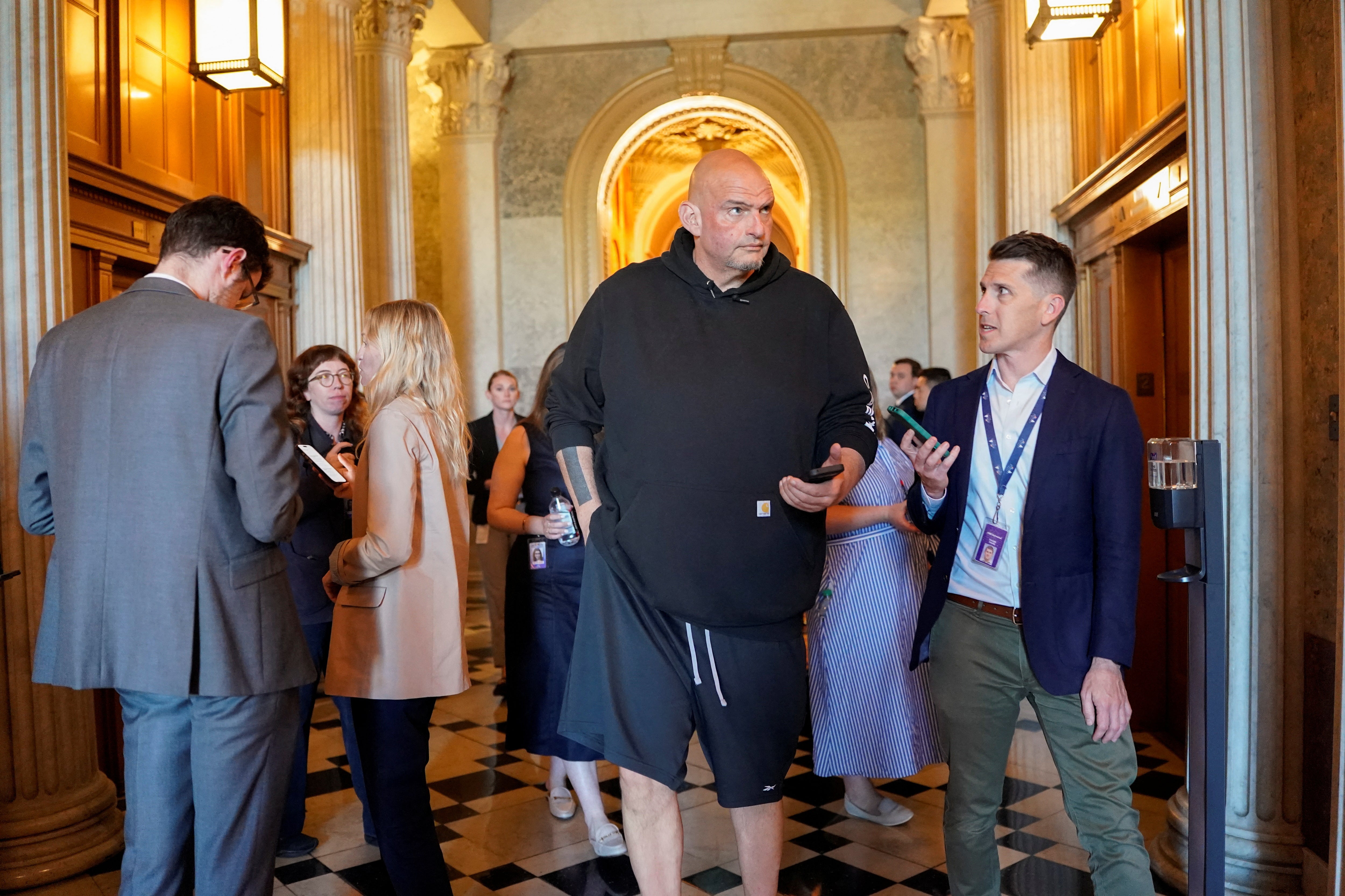 Demokratski senator John Fetterman naletio je na članove vlastite stranke zbog njihovog odgovora na nasilje u Los Angelesu, rekavši da
