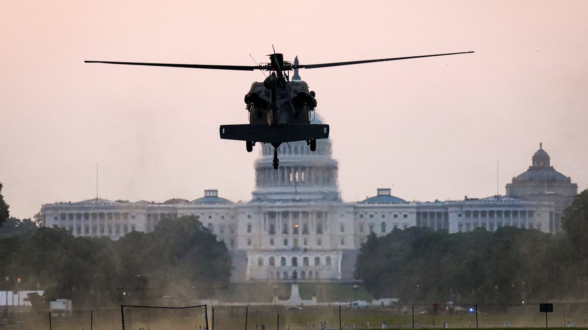 Sikorsky UH-60 Black Hawk helikopter koji će se koristiti u proslavi i paradi 250. rođendana američke vojske, slijeće u nacionalni centar u blizini američkog Kapitola u Washingtonu, DC, SAD, 11. lipnja 2025. 