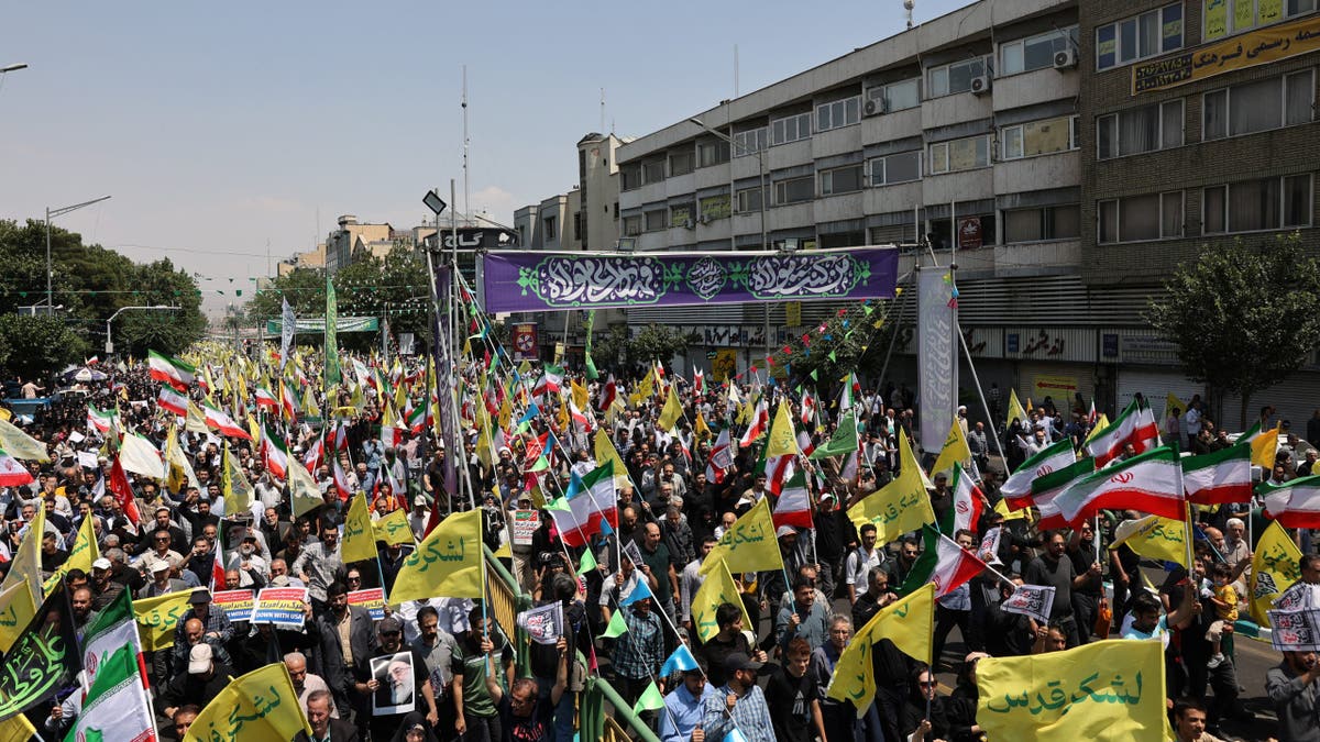 Ljudi prisustvuju anti-izraelskom prosvjedu nakon izraelskih štrajkova u Iran, u Teheranu, Iran, 13. lipnja 2025. godine. 