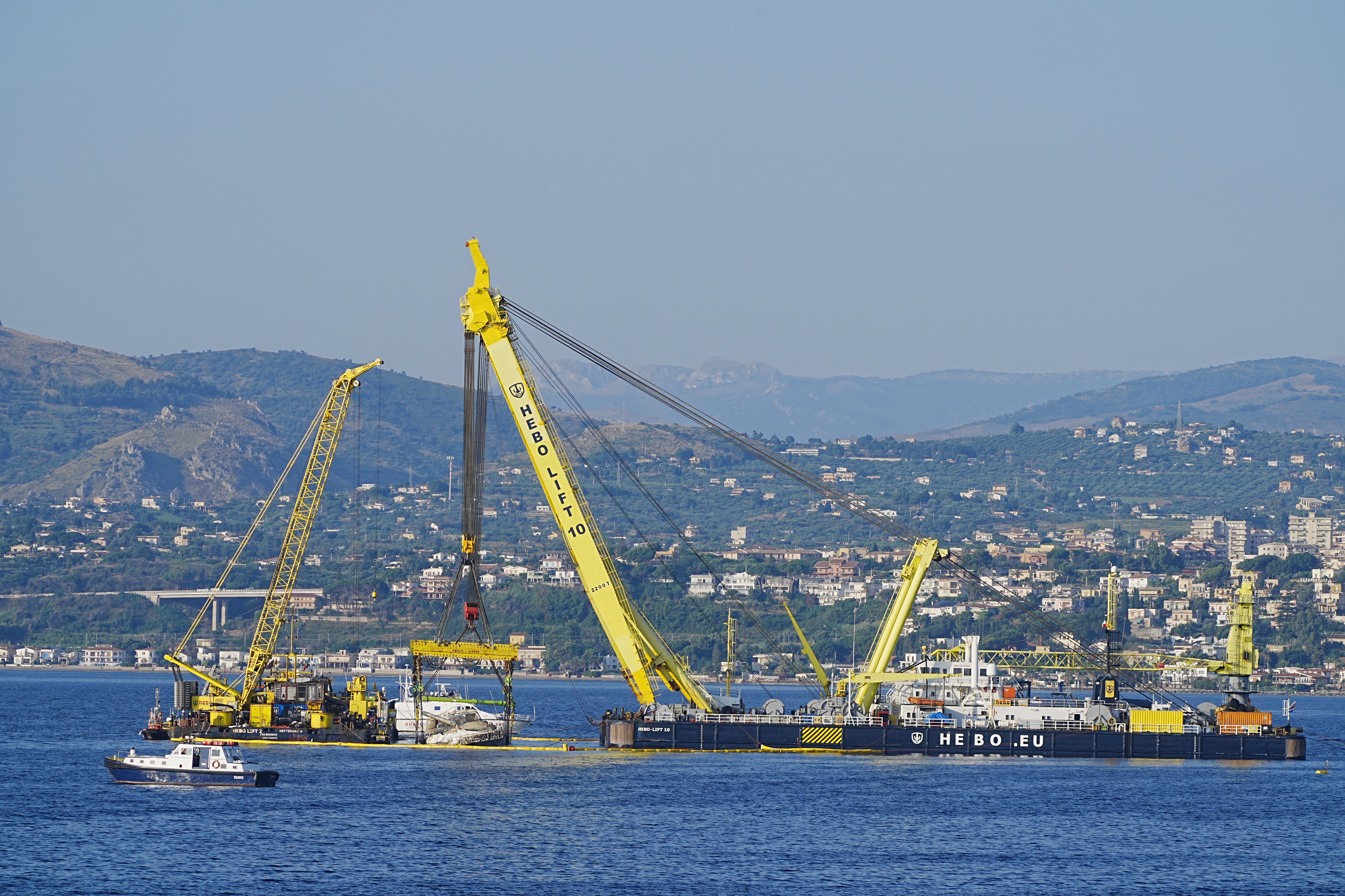 Brod 56 metara (184ft) uočeno je u uspravnom položaju u blizini ribarskog grada Porticello u subotu ujutro, a držao ga je jedna od najmoćnijih morskih dizalica u Europi