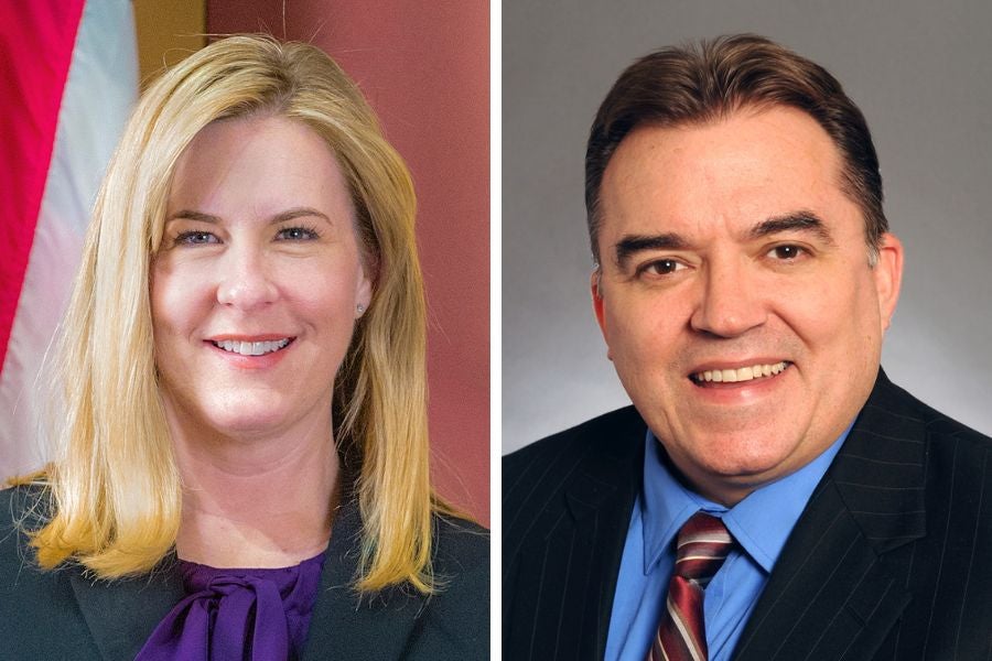 Minnesota, veleposlanica Melissa Hortman i senator John Hoffman, navodno su u subotu u subotu pucali u svoje domove od strane muškarca koji je lažno predstavljao policajca.