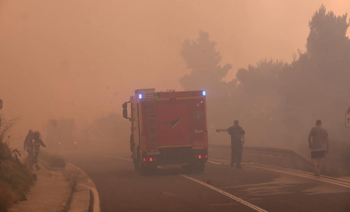 VIDEO Stalno izbijaju novi požari! Ljudi kantama gase vatru: "Neki su doslovno bježali u more!"