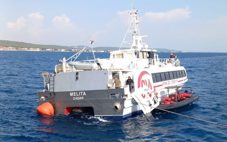 Trebalo im je tri dana, a havarija se dogodila ispred luke! Ministarstvo mora objavilo fotografije napokon privezane Melite