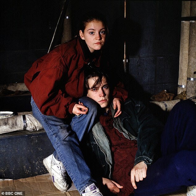 Glumac sa sjedištem u LA-u, 49, koji je u BBC sapunu glumio Aidan Brosnan 1993. godine prije nego što je započeo pop karijeru, otvorio je svoju agoniju na nedavnom postu škotskog pjevača Lewisa Capaldija (na slici sapunom s Nicolom Stapleton)