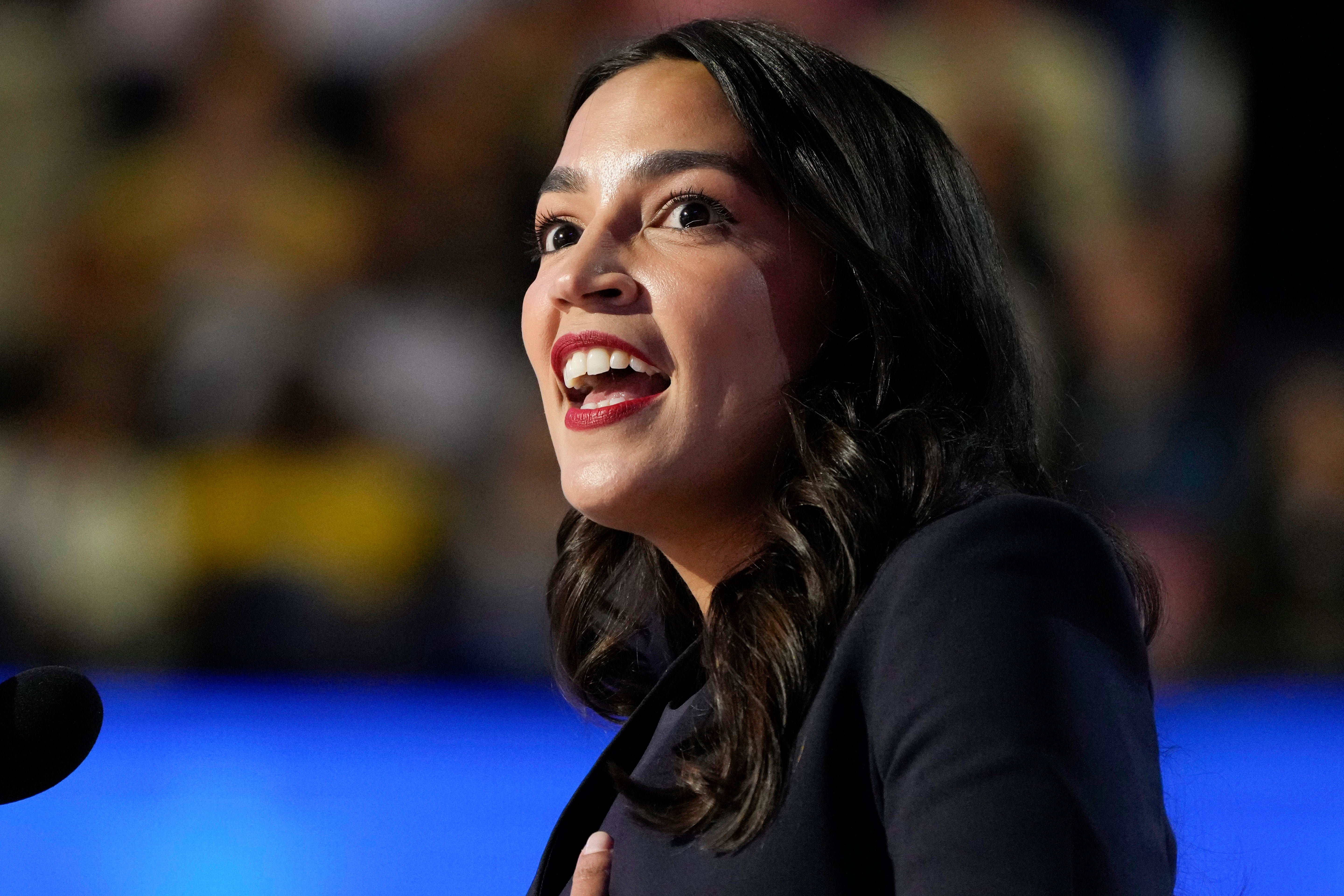 Kongresna žena Alexandria Ocasio -Cortez jedan je od najpopularnijih političara u zemlji - unatoč smanjenju polarizirajućeg figura unutar vlastite stranke, otkrila je nova anketa