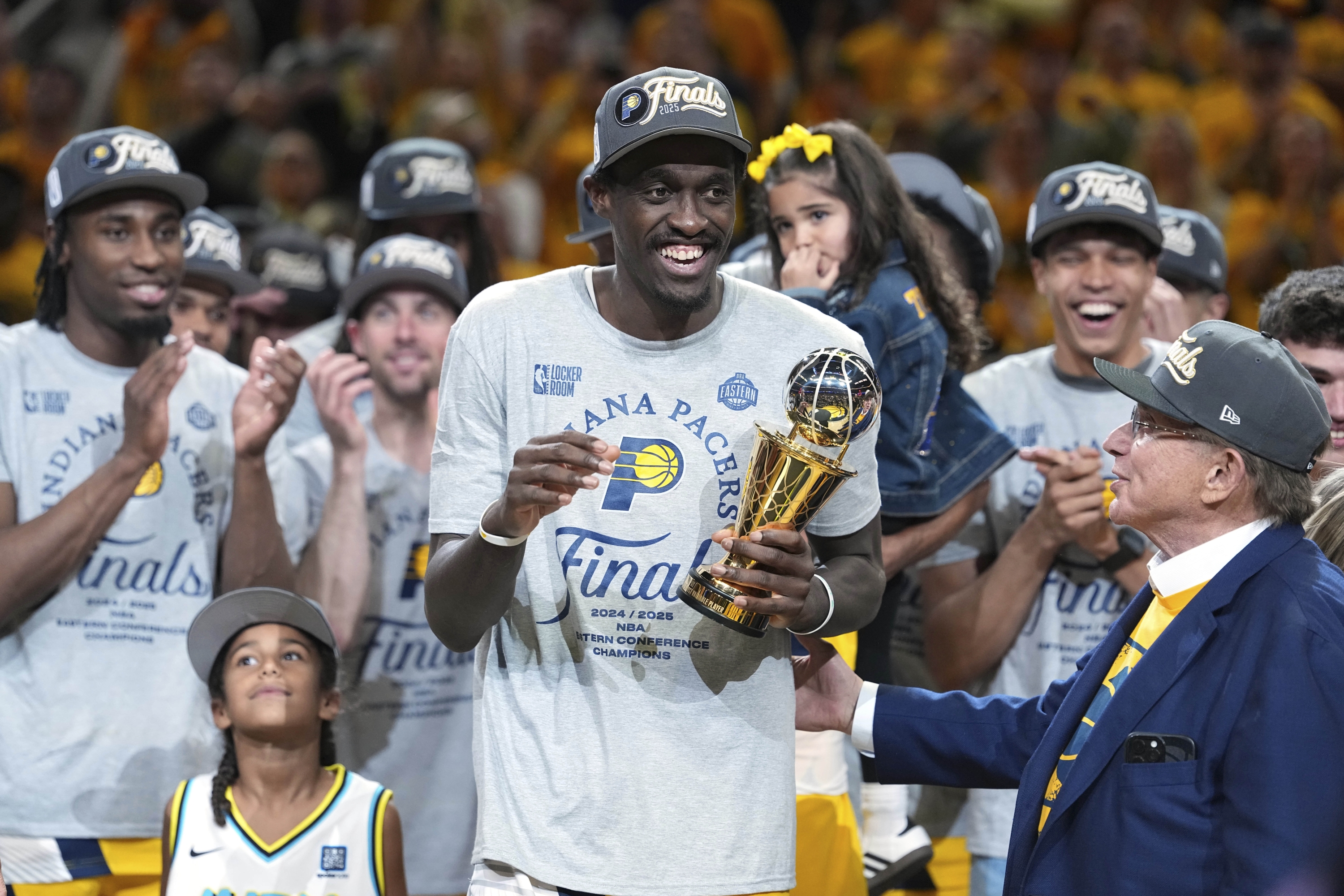 Napadač Indiana Pacersa Pascal Siakam drži MVP trofej nakon što su Pacersi pobijedili na utakmici 6 finala Istočne konferencije NBA košarkaških doigravanja protiv New York Knicks -a u Indianapolisu, u subotu, 31. svibnja 2025. (AP Photo/Michael Conroy)