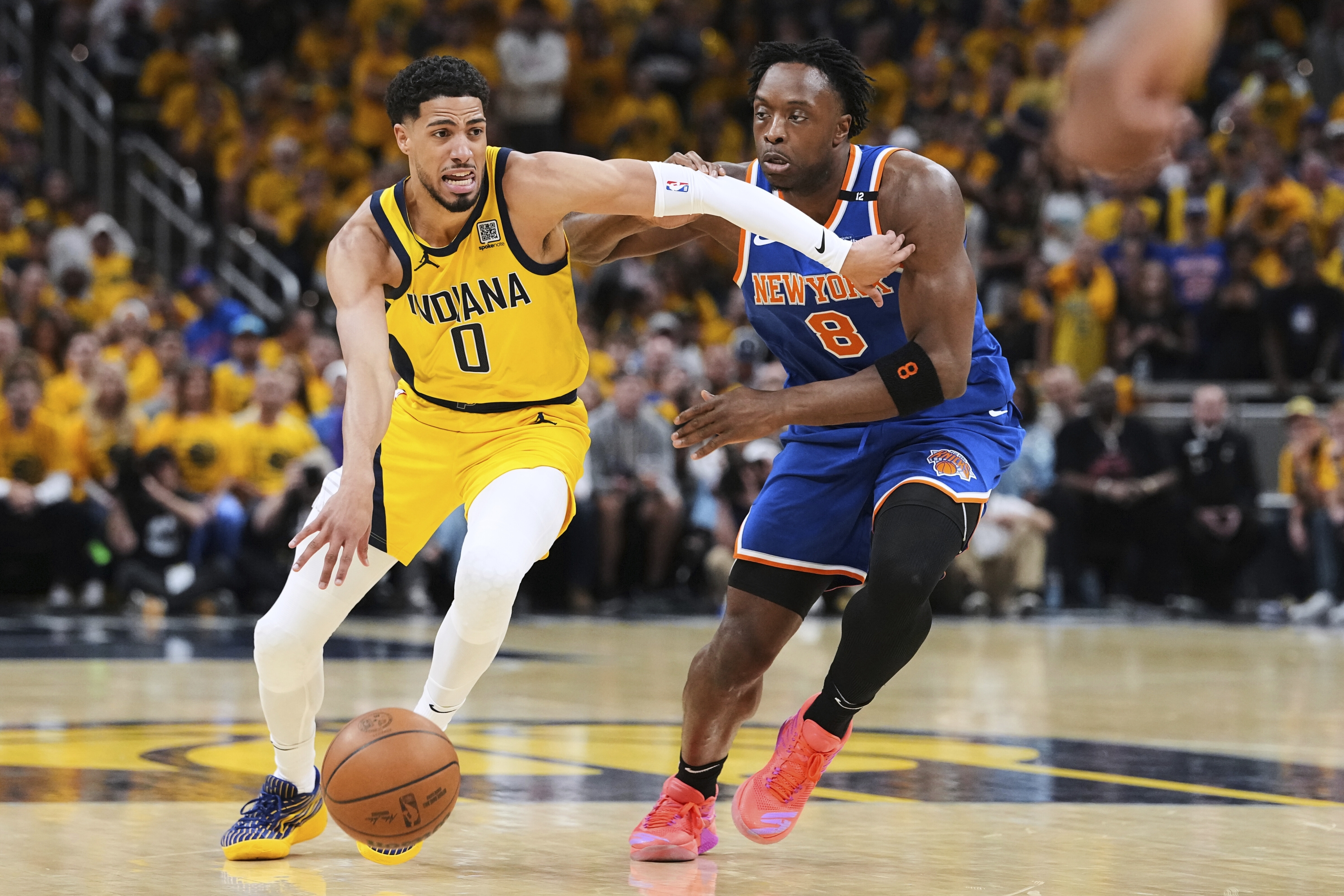 Čuvar Indiana Pacersa Tyrese Haliburton (0) kontrolira loptu protiv New York Knicks -a napadača OG Anunoby (8) tijekom prve polovice utakmice 6. finala Istočne konferencije NBA košarkaških doigravanja u Indianapolisu, u subotu, 31. svibnja 2025. (AP Photo/Michael Conroy)