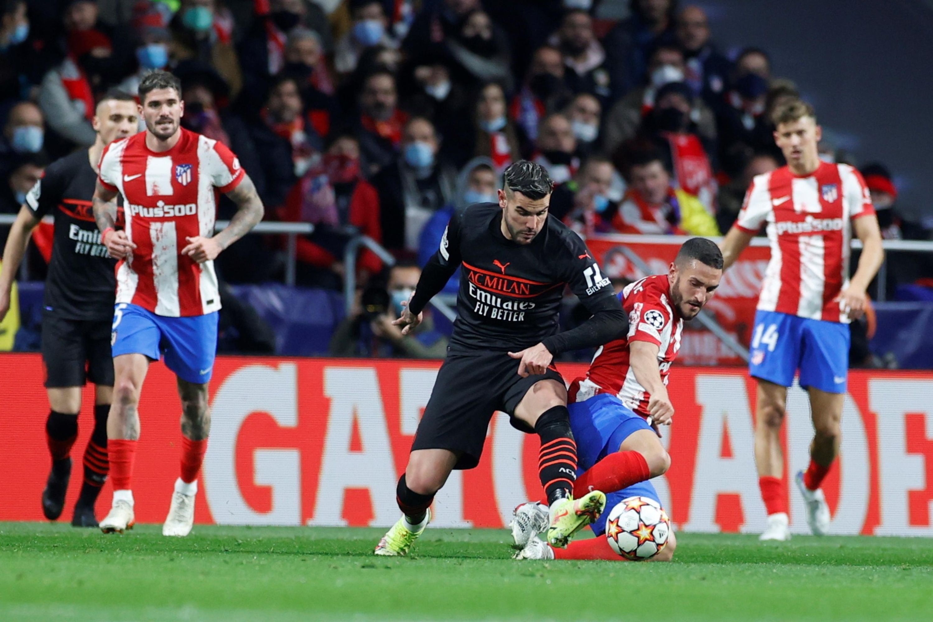 EPA09601462 vezni igrač Atletico Madrida Koke Resurreccion (CR) u akciji protiv braniča AC Milana Theo Hernandez (C) tijekom nogometne utakmice UEFA Lige B grupe B između Atletico Madrida i AC Milan -a, održana u 24. studenog, EPADA, u Madridu, u Madridu