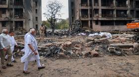 Narendra Modi posjećuje mjesto avionske nesreće i susreće se s jedinim preživjelim