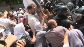 Policija kuca svećenika na zemlju tijekom prosvjeda u Moldaviji (videozapisi)