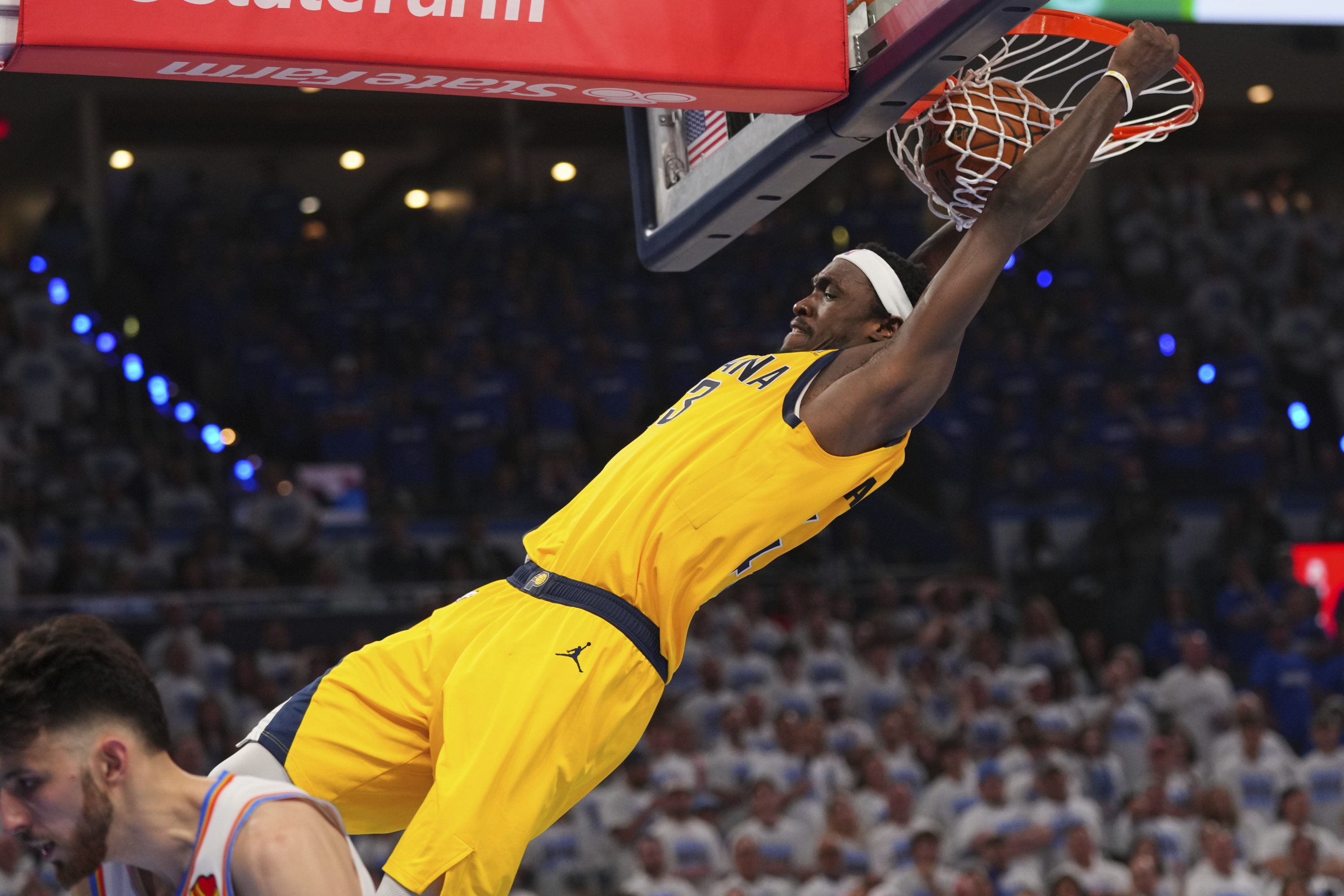 Napadač Indiana Pacersa Pascal Siakam, vrh, zalupio je protiv Oklahoma City Thunder -a tijekom druge polovice utakmice 5 košarkaške serije NBA finala u ponedjeljak, 16. lipnja 2025., u Oklahoma Cityju. (AP Photo/Kyle Phillips)