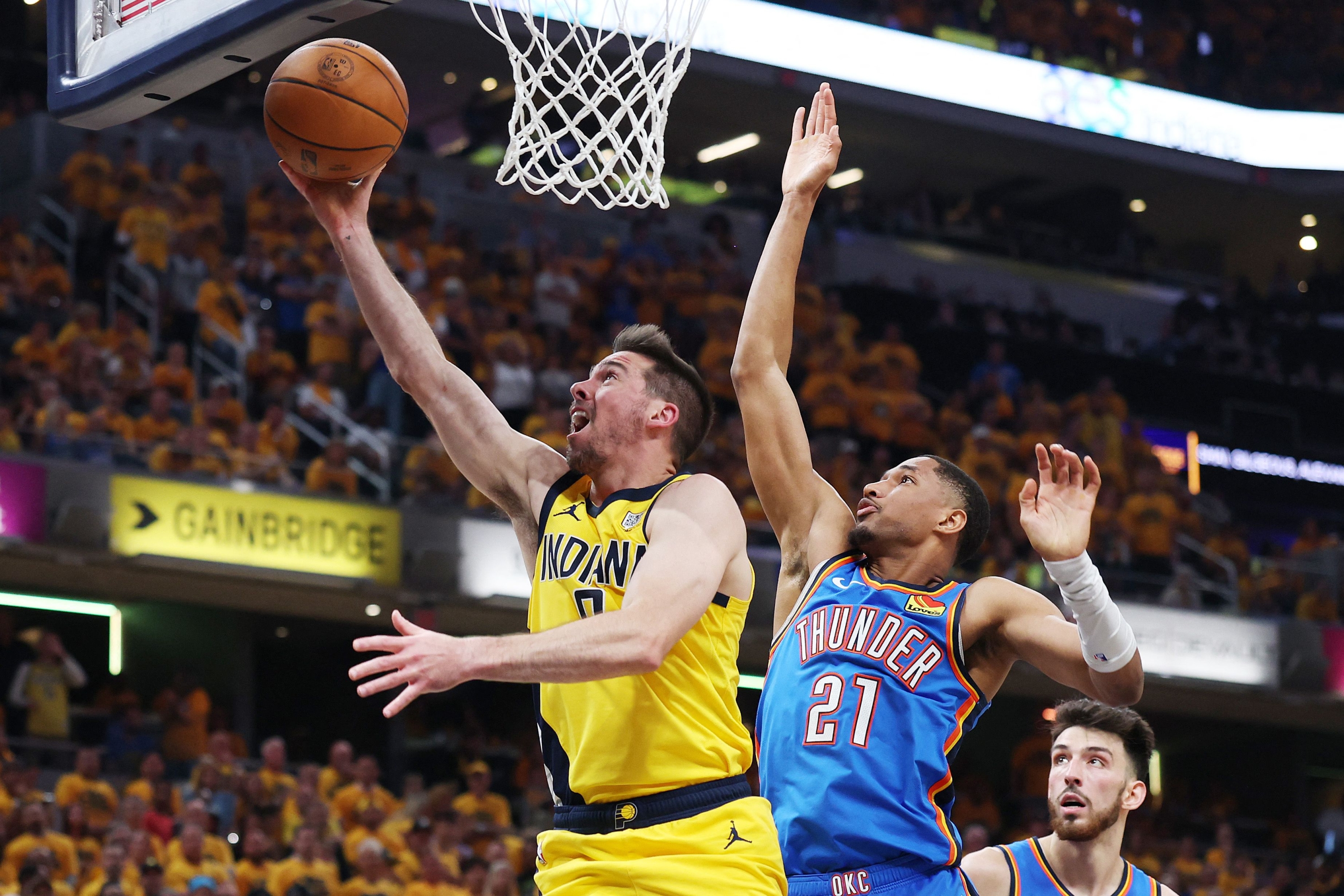 Indianapolis, Indiana - 19. lipnja: TJ McConnell #9 iz Indiana Pacersa pokušava raspored protiv Aarona Wigginsa #21 iz Oklahoma City Thunder -a tijekom druge četvrtine u igri šest od 2025 NBA finala u Gainbridge Fieldhouseu 19. lipnja 2025. u Indianapolisu, Indiana. Napomena Korisniku: Korisnik izričito priznaje i slaže se da, preuzimanjem i ili pomoću ove fotografije, korisnik pristaje na uvjete i odredbe Ugovora o licenciji Getty Images. Maddie Meyer / Getty Images / AFP (Foto Maddie Meyer / Getty Images Sjeverna Amerika / Getty Images putem AFP -a)
