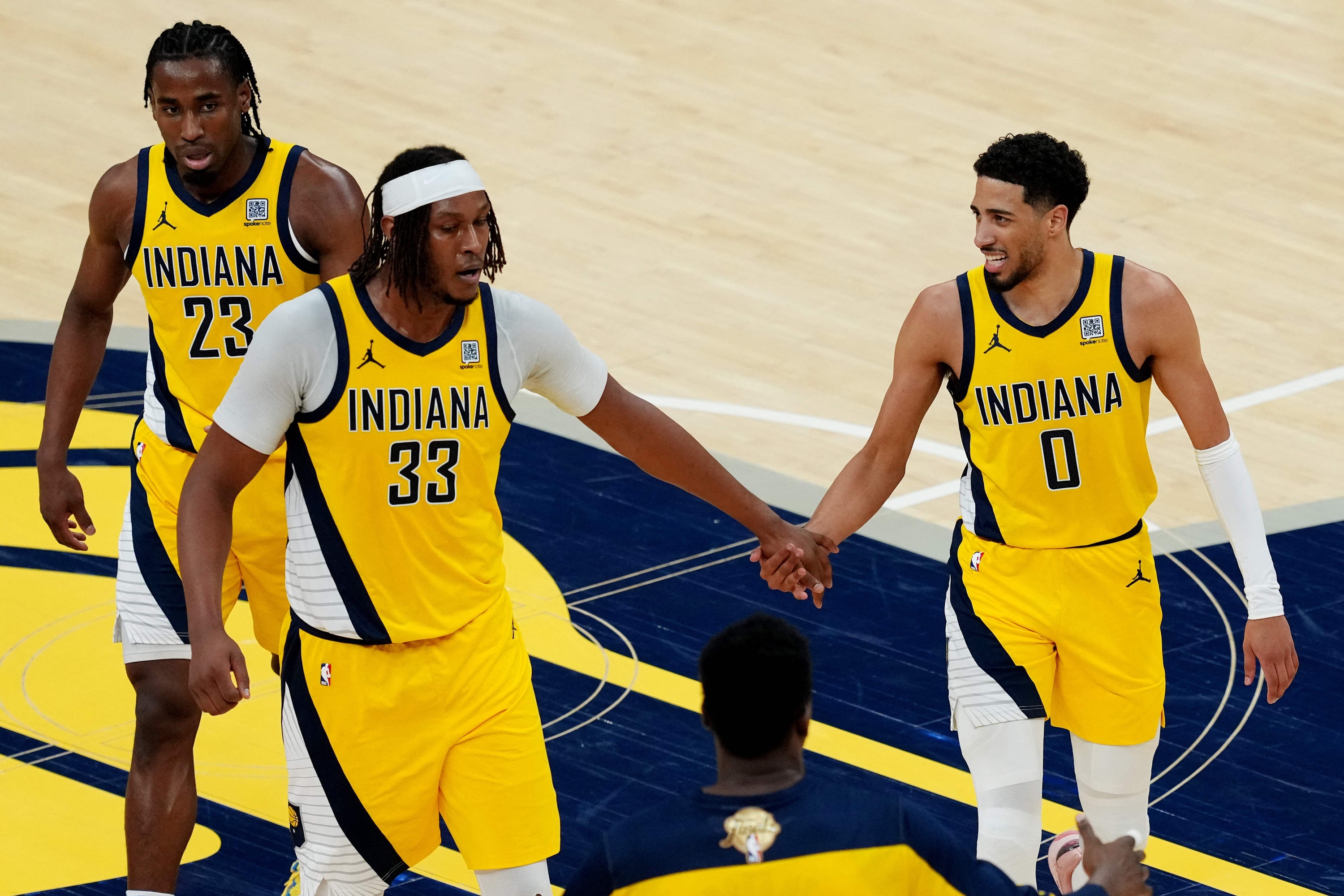 Indianapolis, Indiana - 19. lipnja: Myles Turner #33 i Tyrese Haliburton #0 iz Indiana Pacersa reagiraju tijekom treće četvrtine protiv Oklahoma City Thunder -a u šestoj utakmici 2025. NBA finala na Gainbridge Fieldhouseu 19. lipnja 2025. u Indianapolisu, Indiana. Napomena Korisniku: Korisnik izričito priznaje i slaže se da, preuzimanjem i ili pomoću ove fotografije, korisnik pristaje na uvjete i odredbe Ugovora o licenciji Getty Images. Dylan Buell / Getty Images / AFP (Foto Dylan Buell / Getty Images Sjeverna Amerika / Getty Images putem AFP -a)