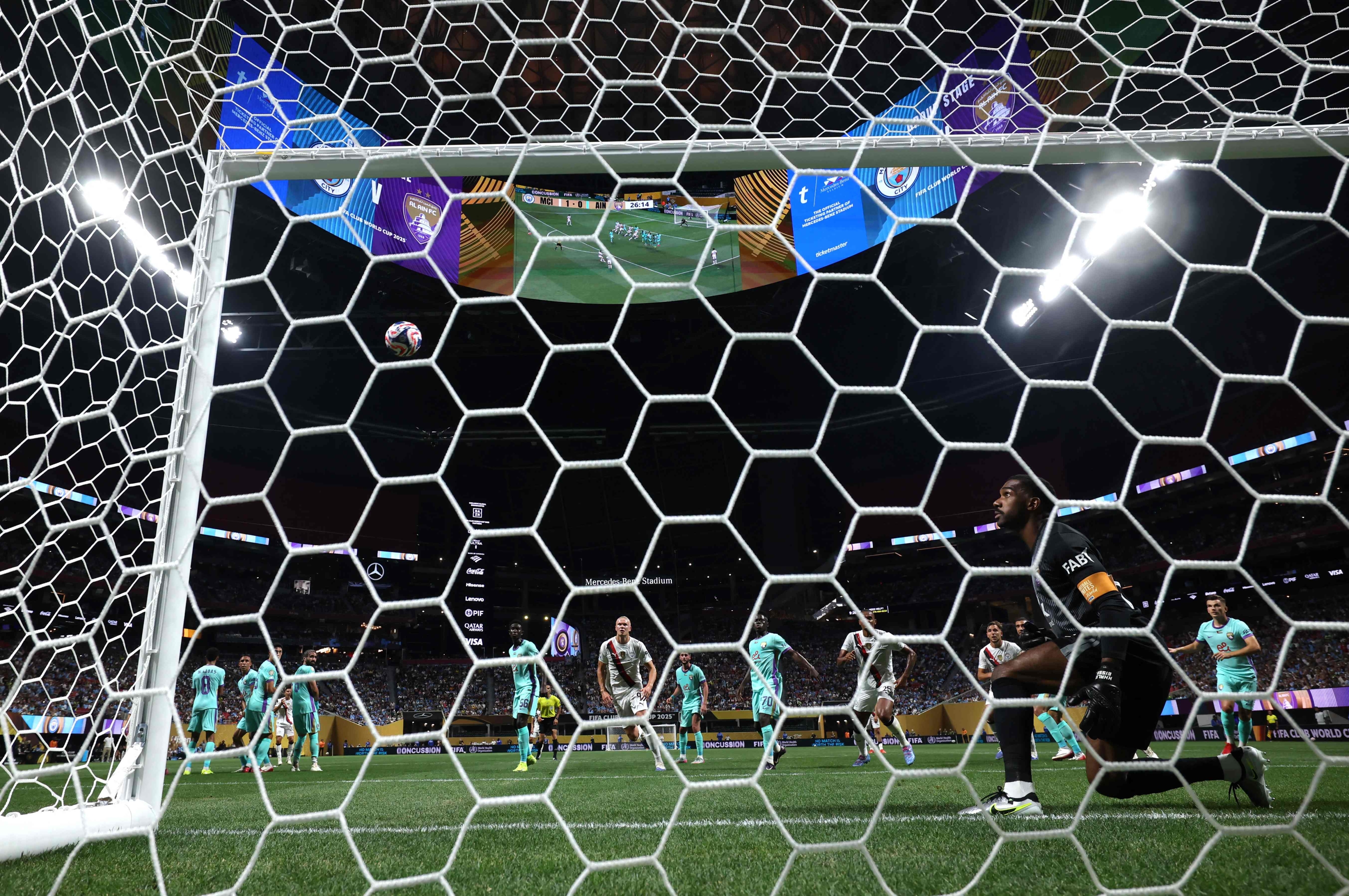 Atlanta, Georgia - 22. lipnja: Claudio Echeverri #30 iz Manchester Cityja postiže drugi gol svog tima tijekom utakmice FIFA Club Svjetski kup 2025 G Group G između Manchester City FC -a i Al Ain FC na stadionu Mercedes -Benz 22. lipnja u Atlanti, Georgia. Alex Grimm / Getty Images / AFP (Foto Alex Grimm / Getty Images Sjeverne Amerike / Getty Images putem AFP -a)