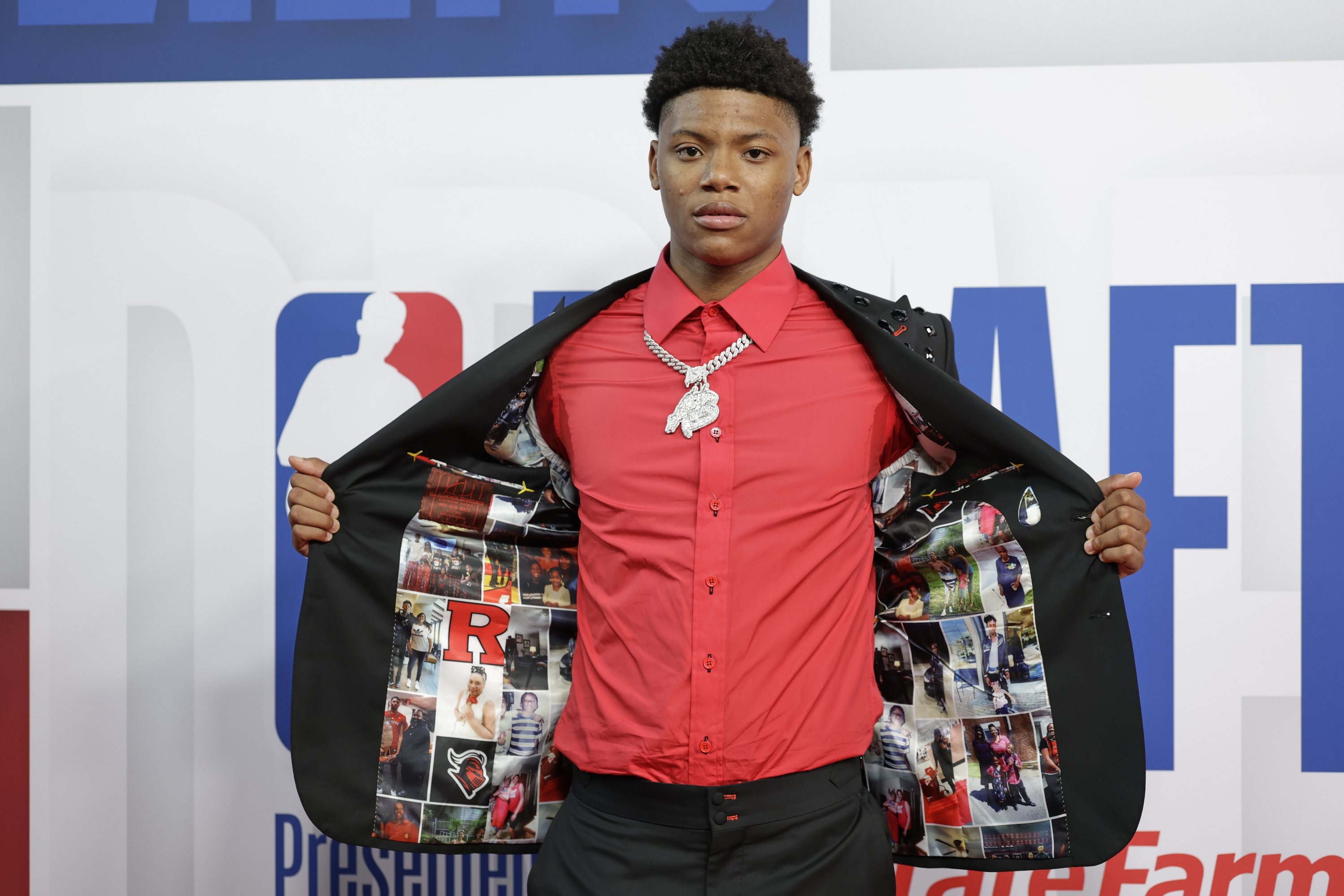 Ace Bailey stiže u prvi krug košarkaškog nacrta NBA, u srijedu, 25. lipnja 2025., u New Yorku. (AP Photo/Adam Hunger)