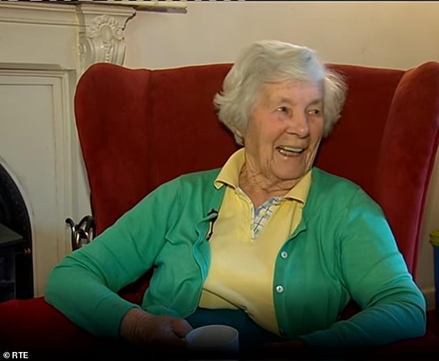 Kad je Edina pjesma Nancy Mulligan objavljena, pojavio se slatki video zbog njegove bake koja ga je prvi put slušala 2017. (na slici) (na slici)