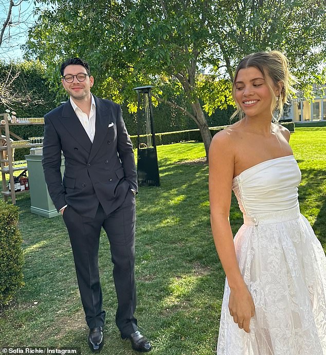 Sofia i Elliot prikazani su na dan svog vjenčanja na fotografiji koju je prošle godine objavila na Instagramu na proslavi njihove prve obljetnice