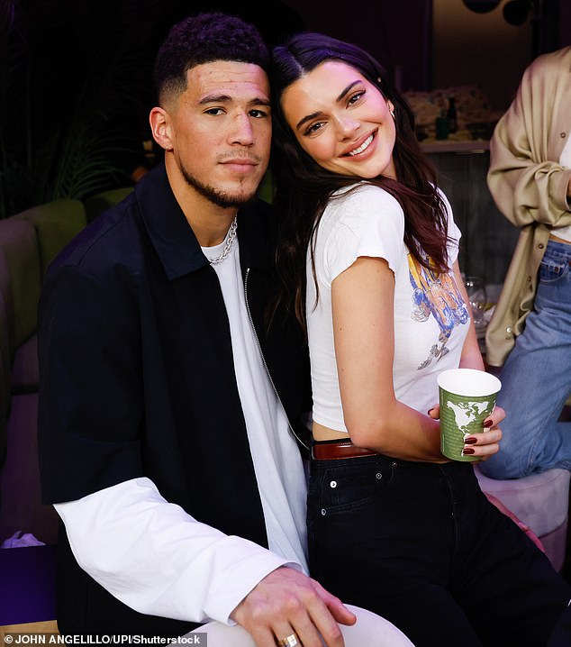 Kasnije istog mjeseca, rečeno je da se zvijezda reality show -a razdvojila od košarkaša Devin Booker nakon što je navodno postigla romantiku 2020. godine. Par prikazan u rujnu 2022