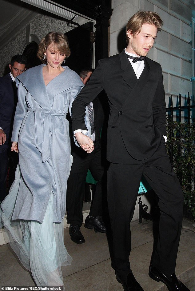 Samo nekoliko mjeseci nakon fotografiranja s Roséom, u travnju 2023. glasine su se prvi put okrenule da su Taylor i glumac Joe Alwyn (na slici 2019.) prekinuli nakon šest godina zajedno
