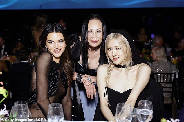 Još jedan slavni koji je, čini se, postao žrtva prokletstva, Kendall Jenner - koji se nacerio za fotografiju s Roséom na 2022 LACMA Art+Film Gala, u studenom te godine