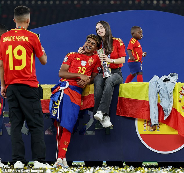 Yamal je javno izašao sa svojom zvijezdom tiktok bivše djevojke Alexom Padillom nakon što je pobijedio u Euro 2024