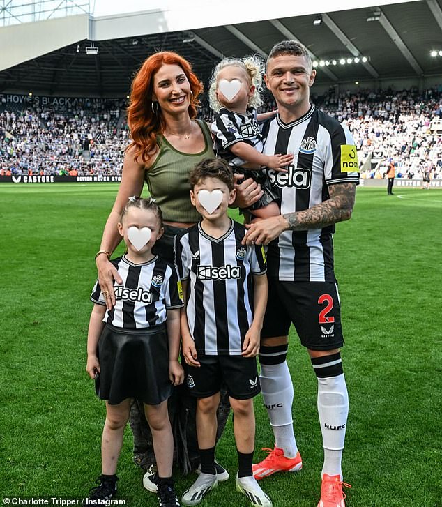 Charlotte i Kieran imaju sina i dvije kćeri - prikazane su ovdje u parku St. James Newcastle United
