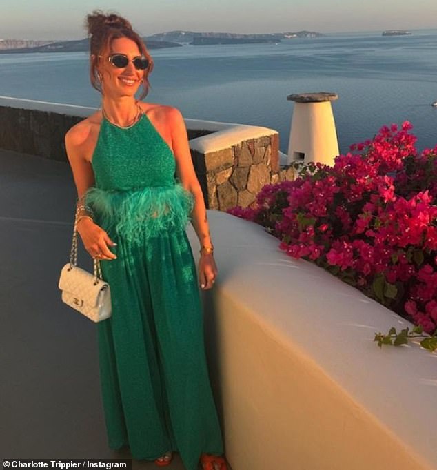 Charlotte, prikazana ovdje tijekom prethodnog putovanja u Santorini u Grčkoj, kako se dijeli na svom Instagram računu, navodno se savjetuje odvjetnicima zbog svog braka s bivšom England zvijezdom