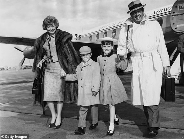 Iza kulisa, četverostruki pobjednik Emmyja bio je mučen zbog karizmatičnog benda, prijavljenog Philandering and Boozing, zbog čega se prijavila za razvod 1944. i opet 1960. (na slici 1959.)