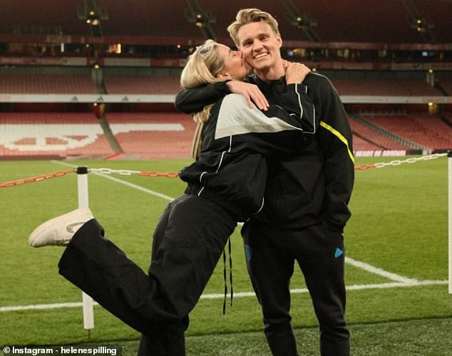 Viđena je na brojnim arsenalnim igrama u znak podrške svom ljubavniku otkako se par upoznao