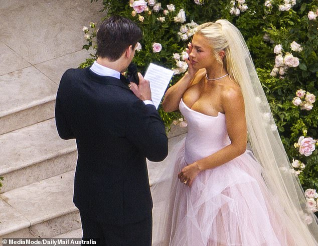 Tammy je izgledala zapanjujuće u svojoj bezbonoći i rumeni ružičasta haljina Vera Wang, koja je sadržavala složeni vlak za tulle i korzet, ističući njezin obilni dekolte