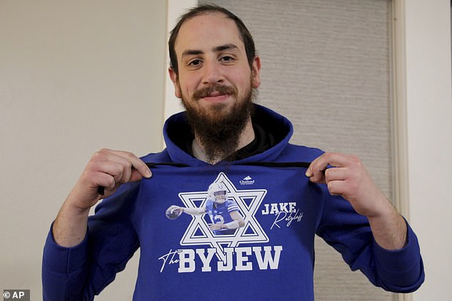 Rabbi Chaim Zippel prikazuje svoje "Byjow" Twimsing slikajući prvi židovski napadač Brigham Young, Jake Retzlaff