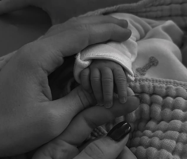 Dvojac se uputio na društvene medije kako bi najavio dolazak dječaka na početku prosinca