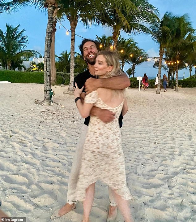 Prošlog prosinca objavljeno je da je nakon dvije godine zajedno bila zaručena za svog dečka Paula Rabila